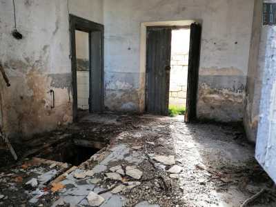 La prima sensazione che avvertiamo � una persistente puzza di fogna, proveniente da locali che appaiono totalmente degradati con piastrelle rotte e detriti ovunque